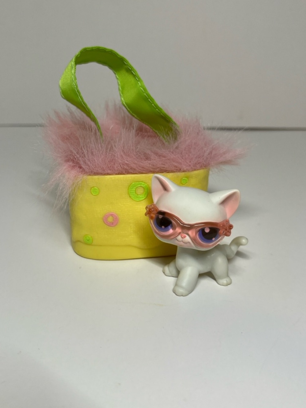 Authentic #64 White Shorthair Cat Littlest Pet Shop LPS Vtg On the Go Carrier - Picture 2 of 12